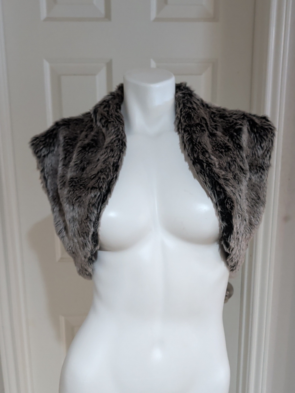 Forever 21 Plush Grey Faux-Fur Colero Shrug Women's Small